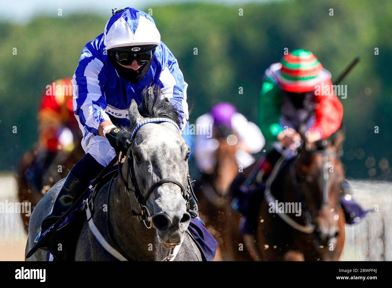 Silvestre De Sousa Riding Art Power per vincere la Betway Novice Stakes (Div II) all'ippodromo di Newcastle. Data di emissione: Lunedì 1 giugno 2020. Foto Stock