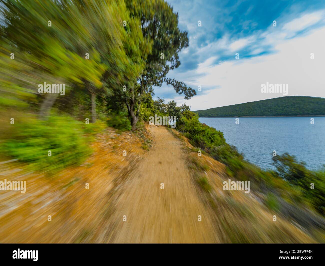 Rakalj in Istria costa in Croazia Europa vuota corsa veloce su sentiero lungo mare lungomare Foto Stock