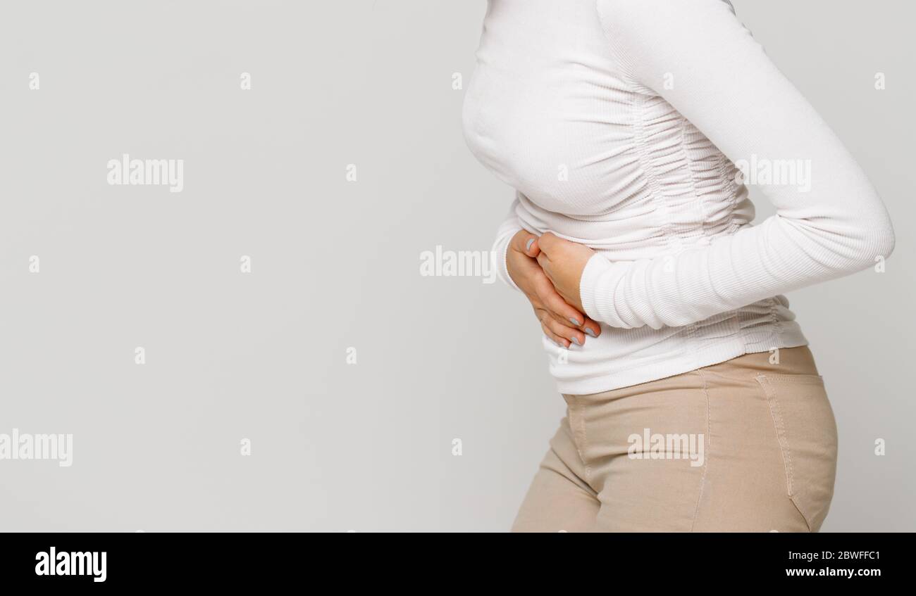 Problemi di salute problemi concetto.Donna che soffre di mal di stomaco, sensazione di dolore addominale o crampi.periodo mestruazioni, problema di salute femminile, il dolore Foto Stock
