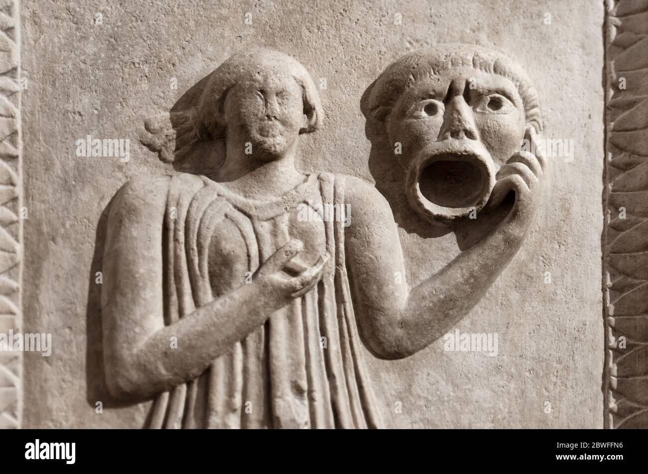 Antico bassorilievo romano con un'attrice che tiene una maschera classica Foto Stock