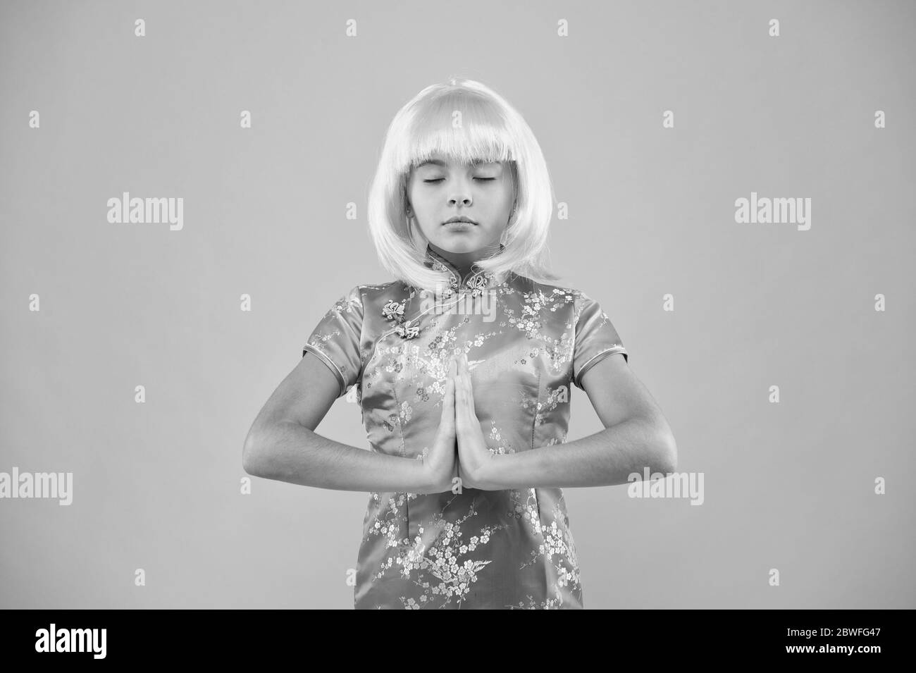 Tendenze orientale per ragazzi. Hobby e intrattenimento. La cultura pop. Anime fan. Cosplay kids party. Bambino carino cosplayer. Cosplay costume. Otaku girl parrucca sorridente sfondo rosa. Carattere Cosplay concetto. Foto Stock