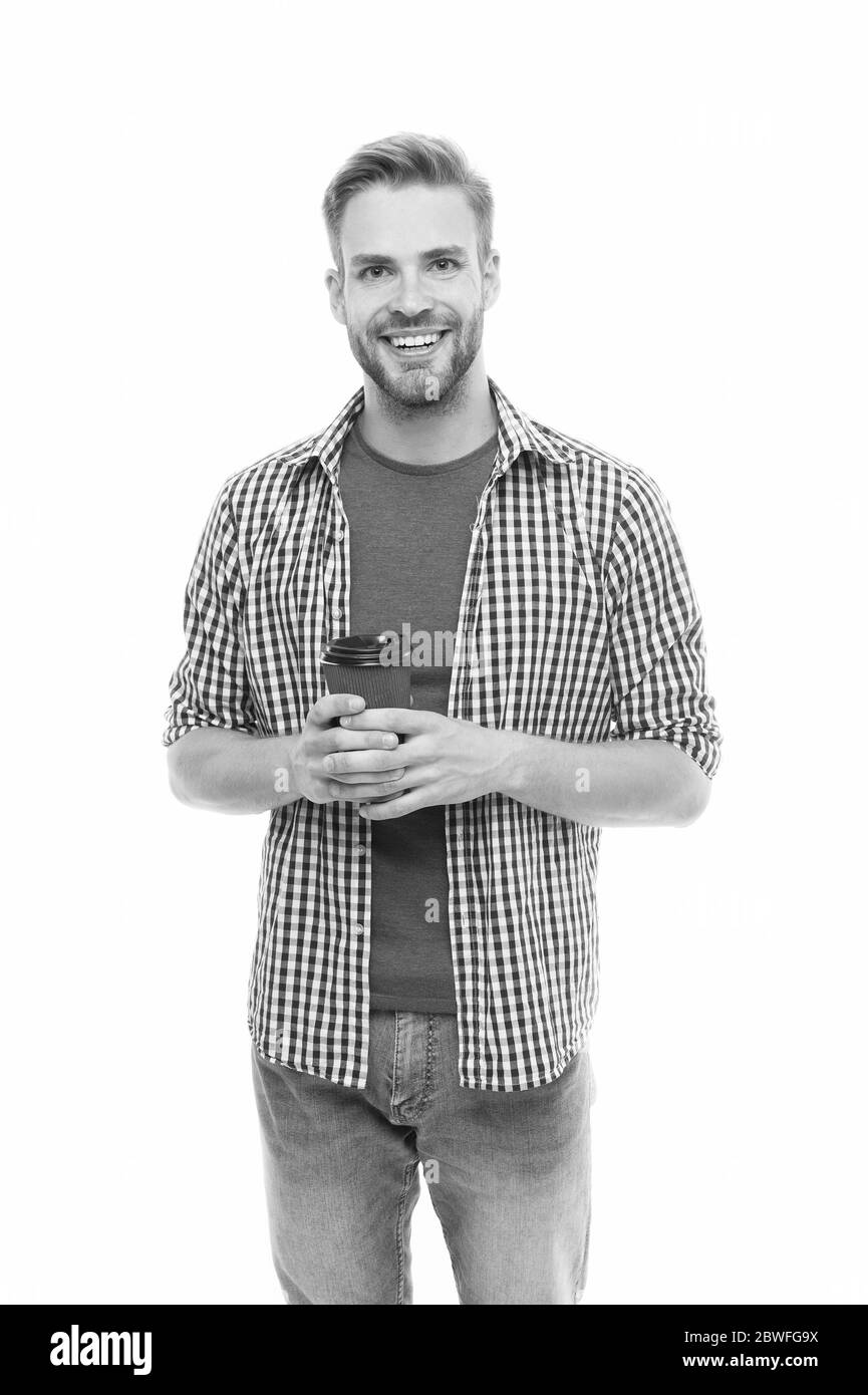 Il nuovo ordine di caffè Go-to. L'uomo felice si diverte a bere il caffè. Bel ragazzo con caffè da asporto isolato su bianco. Bevanda energetica. Mattina e colazione. Miscela speciale. Ottimo caffè appena tostato. Foto Stock