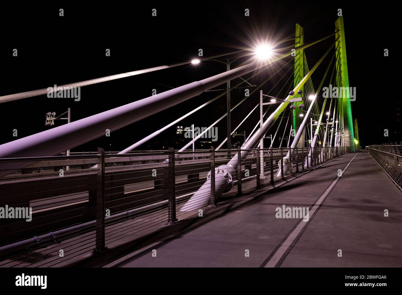 Ponte di passaggio Tilikum di notte, Portland, Oregon, Stati Uniti Foto Stock