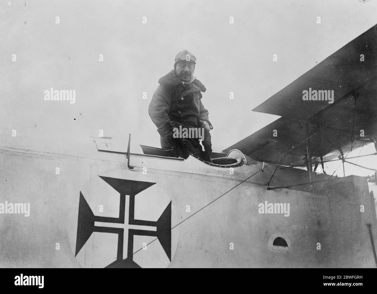 Tentativo portoghese di volare sull'Atlantico un tentativo di volare sull'Atlantico da Lison a Rio De Janeiro è 5,000 stato fatto da due aerei navali in un idrovolante portoghese Fairey . Gli aeristi sono Sacadura Cabral (nella foto) e Gago Coutinho (13 aprile 1922) Foto Stock