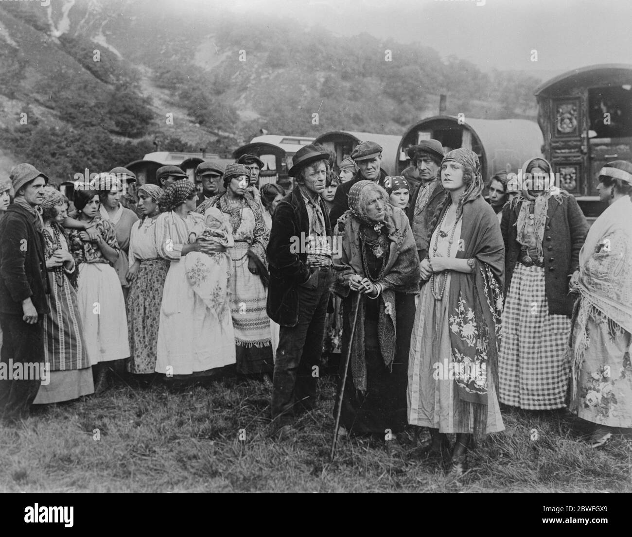 Marchioness come film eroina Lady Queensberry in un gioco gitano la Marchionessa di Queensbury ha appena fatto il suo debutto cinematografico come la zingara eroina della nuova produzione gallese Pearson chiamata ' The Romany' Irene Norman ( la Marchionessa di Queensberry ) come Valia , Una principessa gitana viene avvertita dalla strega tribale ( Miss Ida Fane ) contro l'sposarsi con i Romani . Il sig. Hugh e Wright, in qualità di uomo di medicina tribale, 12 gennaio 1923 Foto Stock