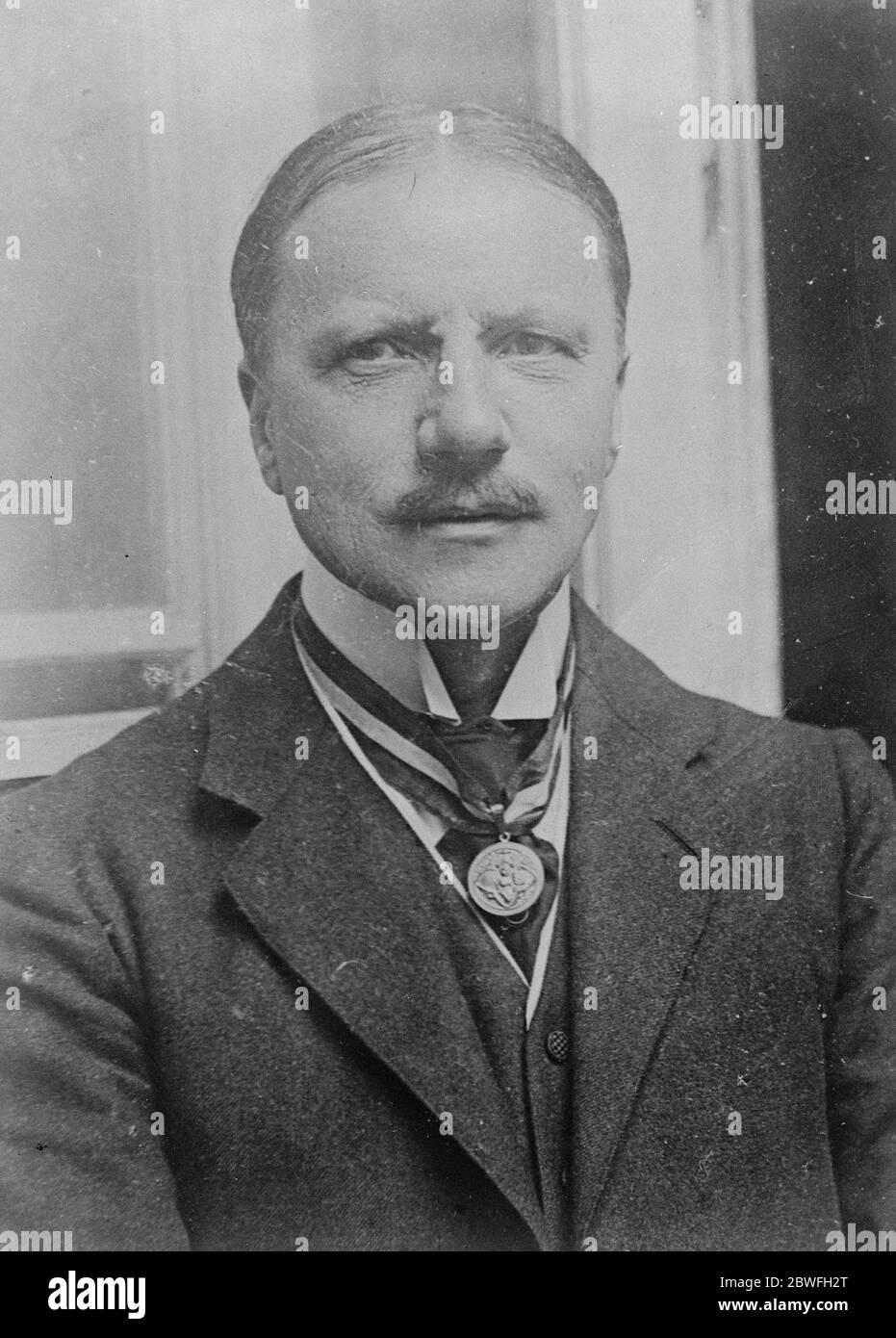 L'Università di Vienna onora UNO Smith Atherton Smith, che in una riunione appositamente convocata dei professori e degli studenti è stato consegnato con la medaglia d'oro dell'Università di Vienna per i suoi servizi a favore di studenti poveri e studiosi in Austria 14 dicembre 1922 Foto Stock