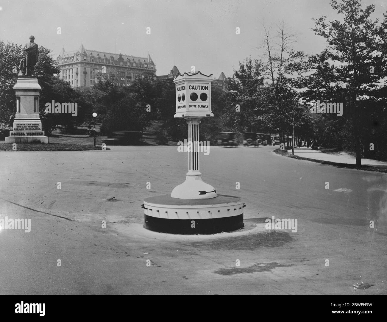 La lampada parlante . La strada elettrica singolare o Talking Lamp , che è stato eretto vicino al Monumento a Webster New York , per la guida del traffico notturno . Una disposizione automatica consente di indirizzare il traffico mediante segnali illuminati 12 luglio 1922 Foto Stock