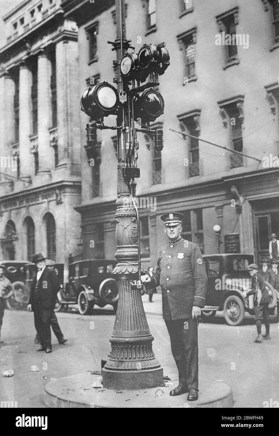 Notevole dispositivo di segnale notturno questo dispositivo , che è stato installato in Broad e Arch Streets , Philadelphia USA è progettato per segnalare il traffico di notte . Vengono utilizzate le luci rosse , verdi e bianche . 10 maggio 1921 Foto Stock