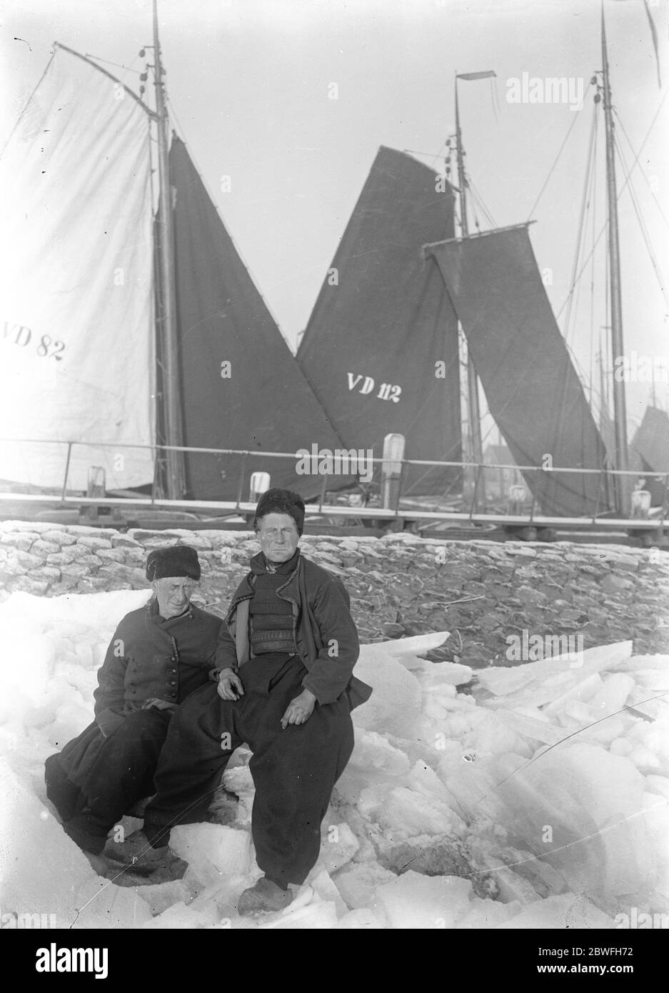 I telegrammi olandesi legati al ghiaccio dall'Olanda dichiarano un gelo duro e un freddo feroce prevalgono e tutti i canali sono congelati due marinai olandesi tenuti in su nei porti congelati dell' Olanda 1921 Foto Stock