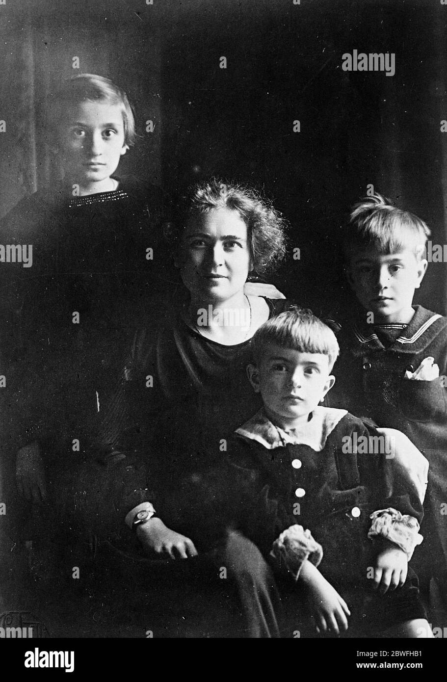 Il signore Mussolini sarà nobilitato dalla moglie e dai figli del Premier italiano 17 agosto 1923 Foto Stock