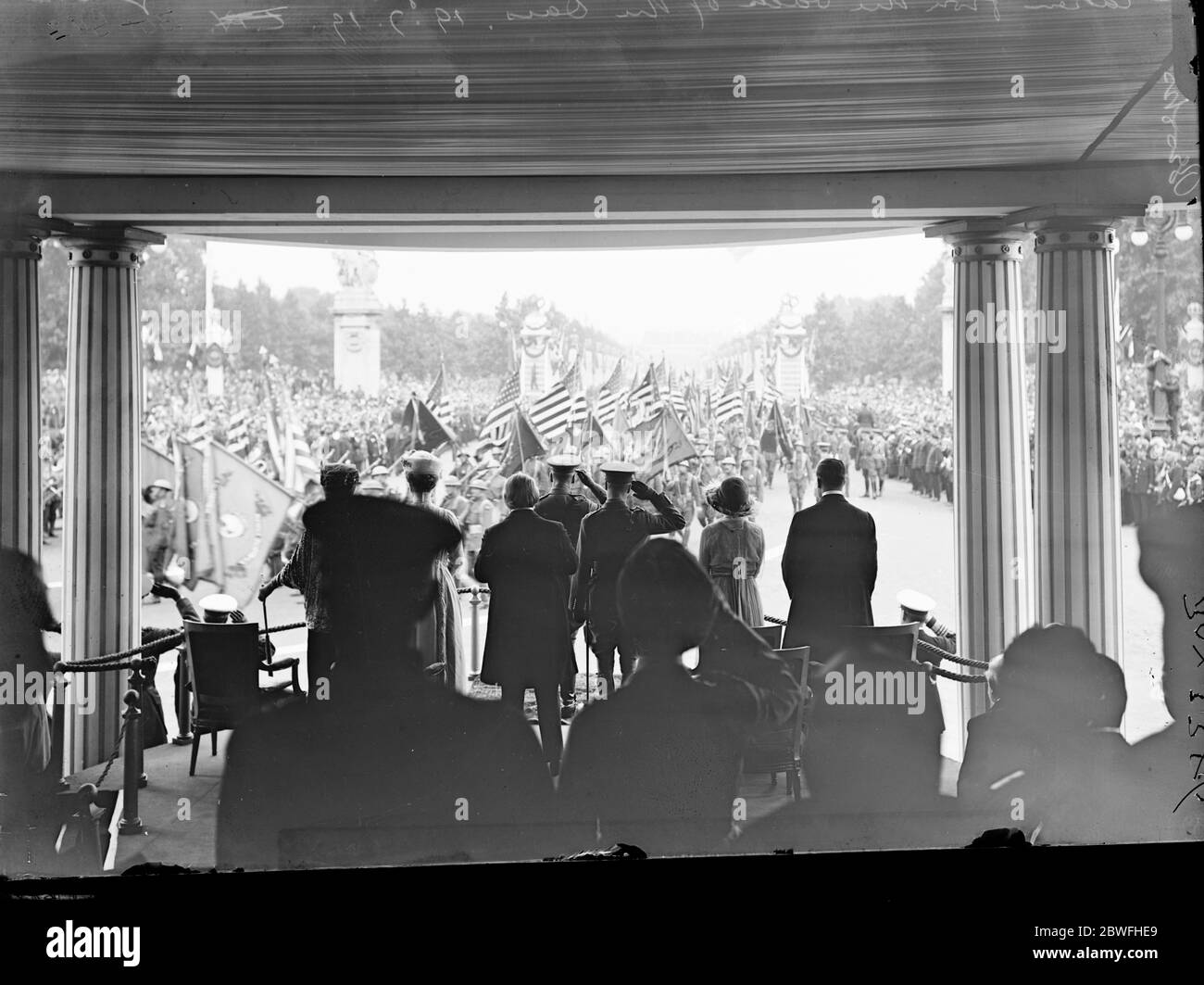 La Grande vittoria marzo . Bandiere americane che passano il punto di saluto al Victoria Memorial fuori di Buckingham Palace nella marcia della Vittoria . 19 luglio 1919 Foto Stock