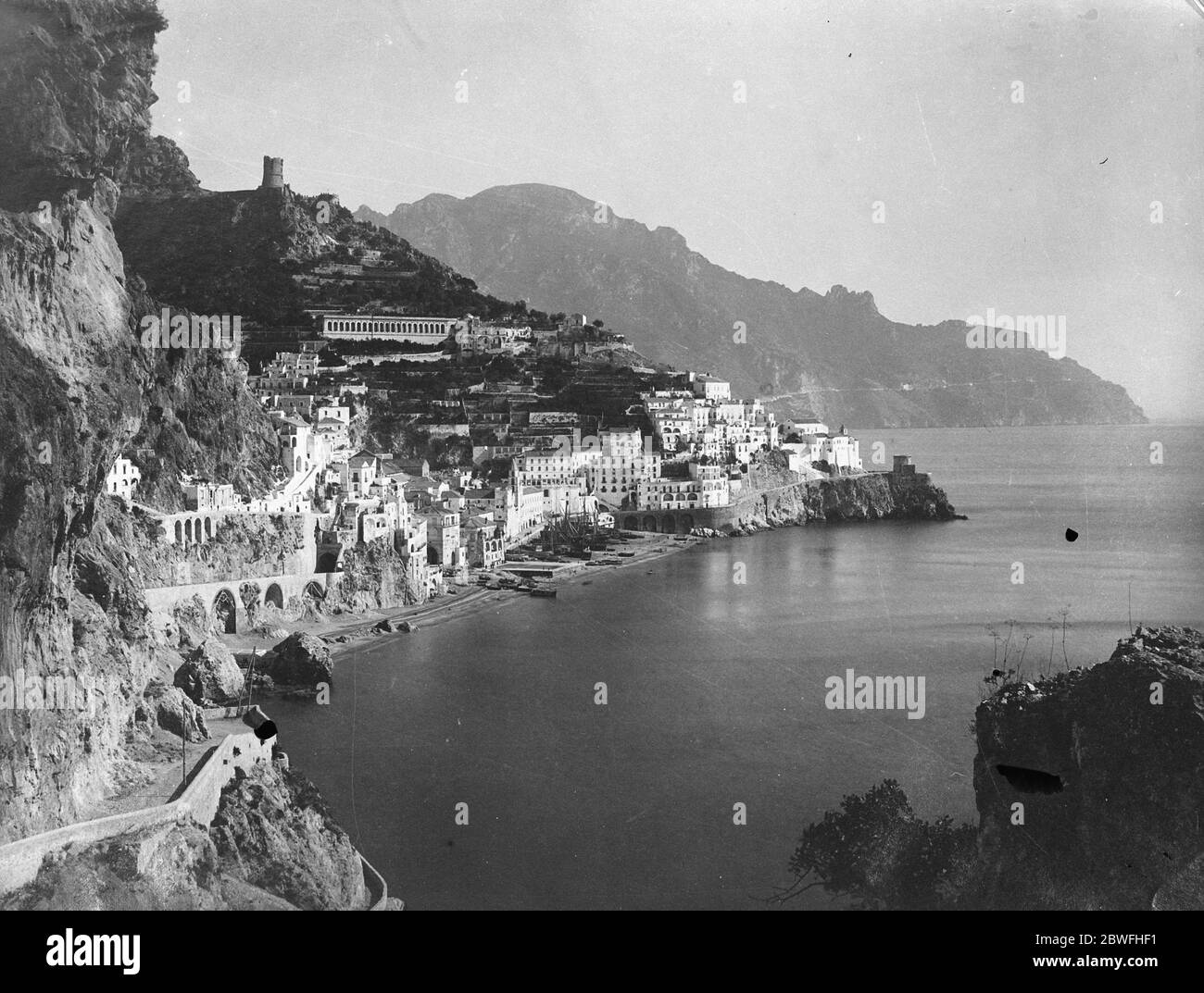 Scena della frana italiana . Amalfi , il luogo di bellezza italiano , è stato in parte distrutto da una frana . Una vista generale di Amalfi . 28 marzo 1924 Foto Stock