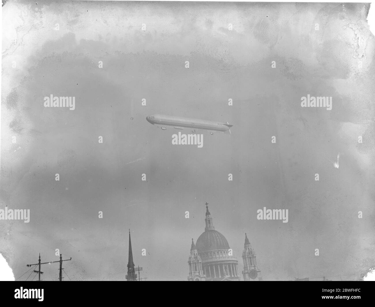 Great Airship Over London R26 (la prima nave aerea designata nel nuovo sistema di aggiunta di un prefisso R piuttosto che di un suffisso r per i non articolati) ha avuto il vantaggio di essere solo nelle prime fasi di costruzione quando sono stati scoperti i problemi di peso con le sue sorelle, consentire l'attuazione sin dall'inizio di misure di risparmio di peso. Il 4 - 5 giugno 1918, ha stabilito un nuovo record di resistenza per la classe 23 effettuando una pattuglia di 40 ore e 40 minuti. Con 23r, supervisionò la resa delle U-boat tedesche a Harwich, prima di essere assegnata agli esperimenti all'inizio del 1919 per indagare i praticaliti Foto Stock