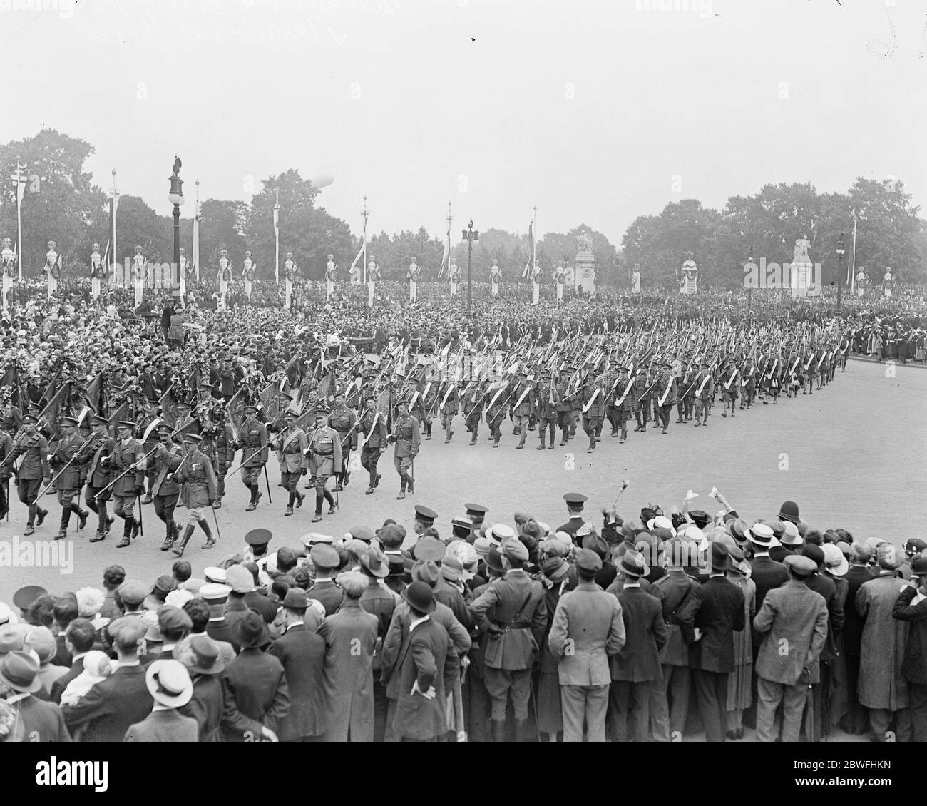La Grande vittoria marzo . Standard e colori delle forze Yeomanry e Territoriali . 19 luglio 1919 Foto Stock