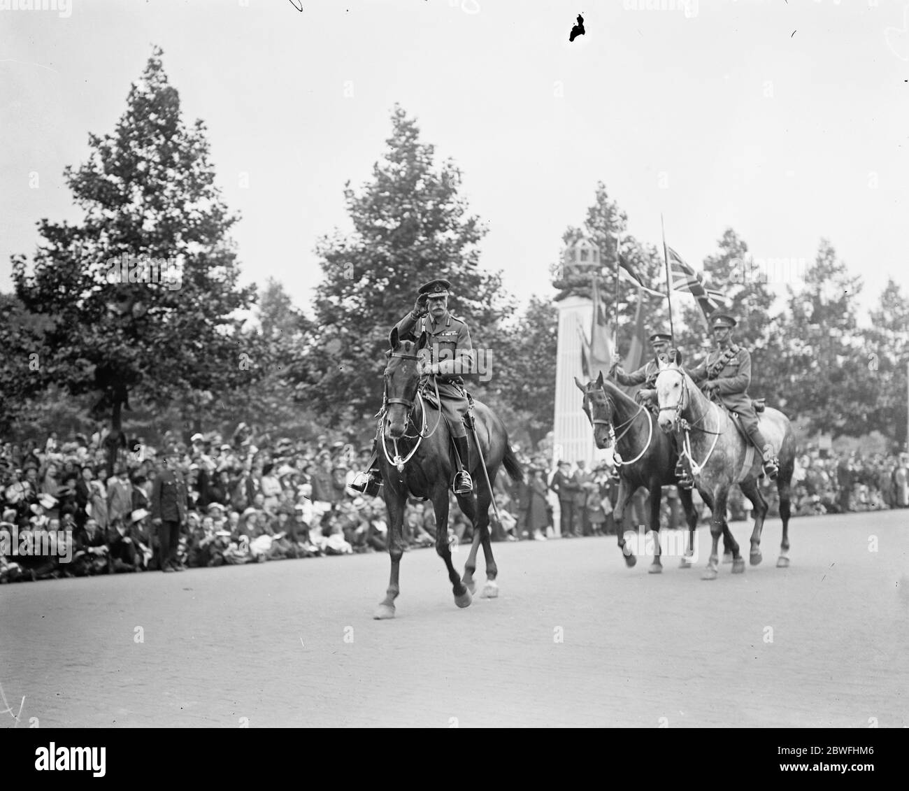La Grande vittoria marzo . Sir Douglas Haig prende il saluto a cavallo . 19 luglio 1919 Foto Stock