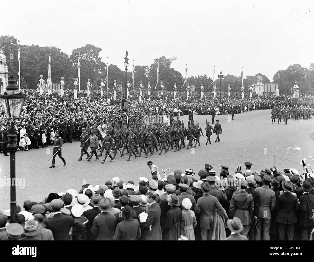 Oggi grande vittoria marzo . Truppe serbe che passano i Giardini della Regina di fronte a Buckingham Palace . 19 luglio 1919 Foto Stock