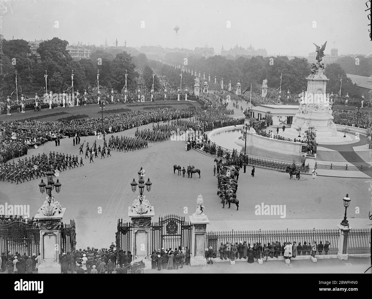 La Grande vittoria marzo . Truppe che passano il punto di saluta al Victoria Memorial fuori di Buckingham Palace nella marcia della Vittoria . 19 luglio 1919 Foto Stock