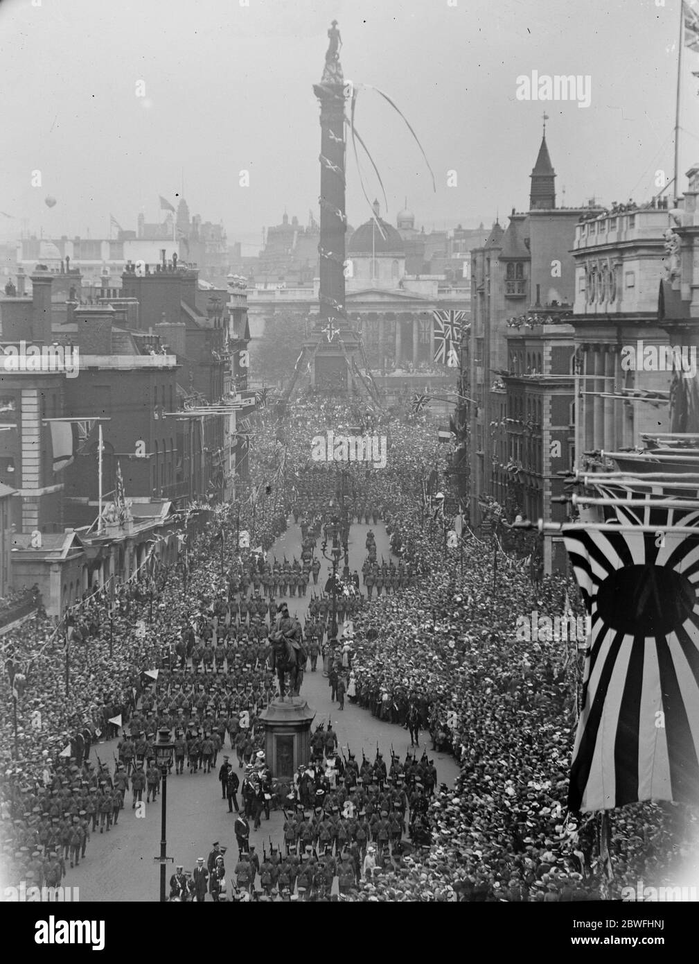 La Grande vittoria marzo . Truppe britanniche che escono da Whitehall a Trafalgar Square . 19 luglio 1919 Foto Stock