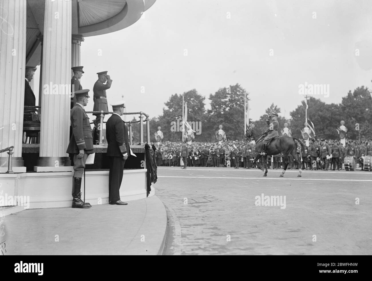La Grande vittoria marzo . IL generale DEGLI STATI UNITI, Pershing, saluta il re . 19 luglio 1919 Foto Stock