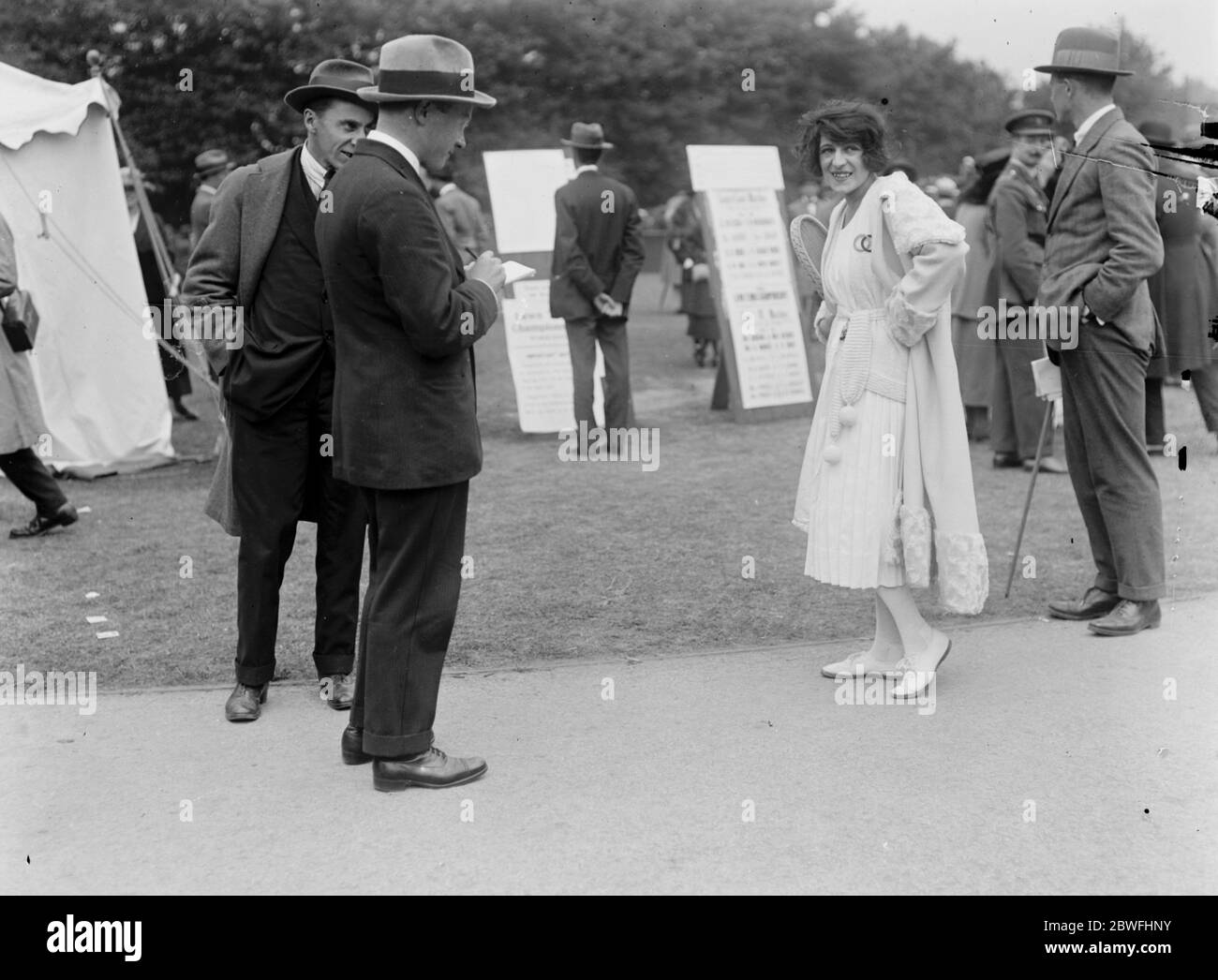 Tennis a Wimbledon . Mlle Suzanne Lenglen è stato disegnato dal famoso fumettista Tom Webster . 1919 Foto Stock