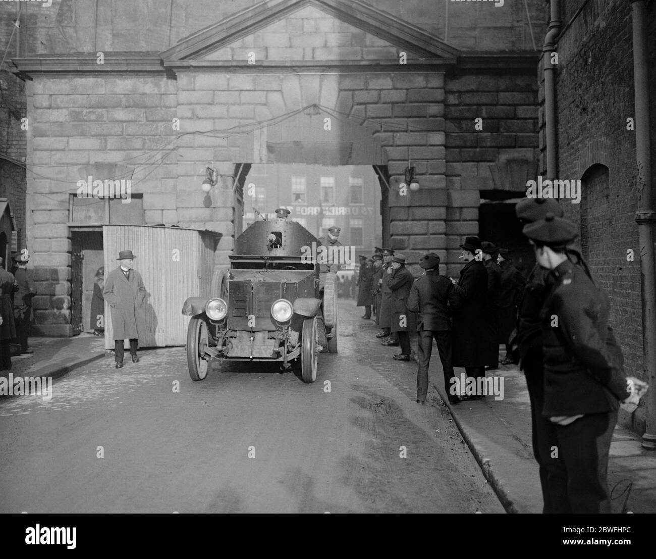 Scene storiche di Dublino . Il governo provvisorio dell'Irlanda del Sud assume il controllo del Castello di Dublino . Un'auto blindata che fa un'ultima visita al Castello . 17 gennaio 1922 Foto Stock