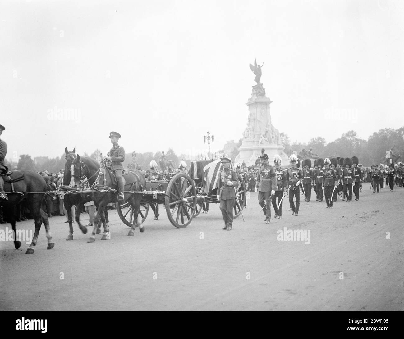 Funerale del conte di Ypres il corteo passando il Queen Victoria Memorial 27 maggio 1925 Foto Stock