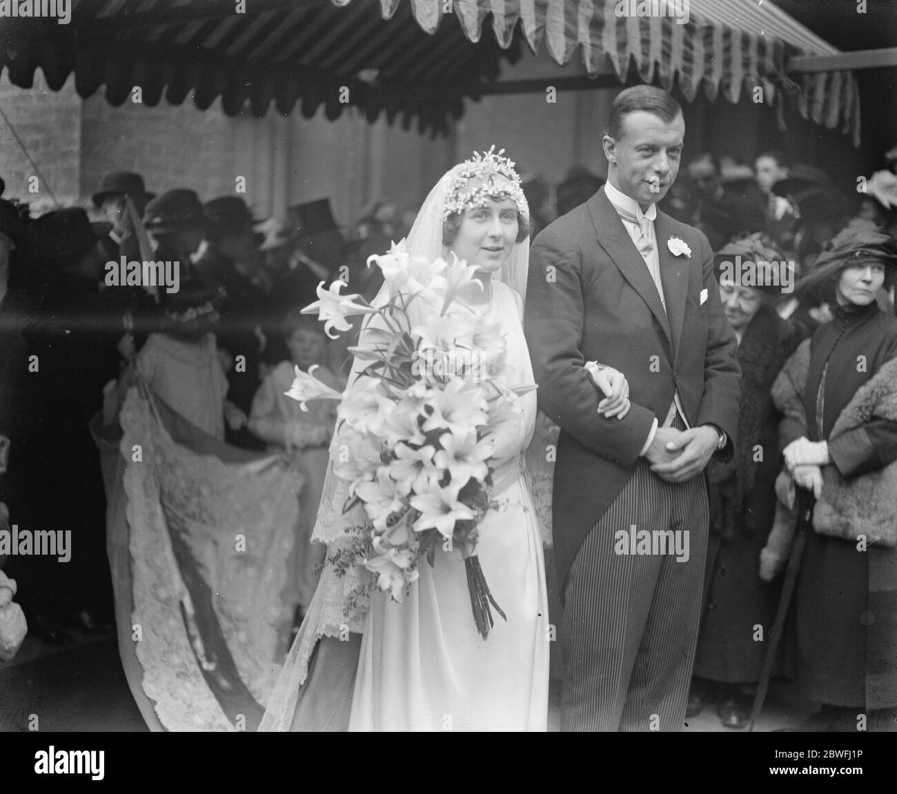 Scots Grays ufficiale sposi . Il signor Norman Duncan McCorquodale dei Grys scozzesi e la signora Barbara de Knoop si sposarono a St Paul' s, Knightsbridge. 19 aprile 1923 Foto Stock