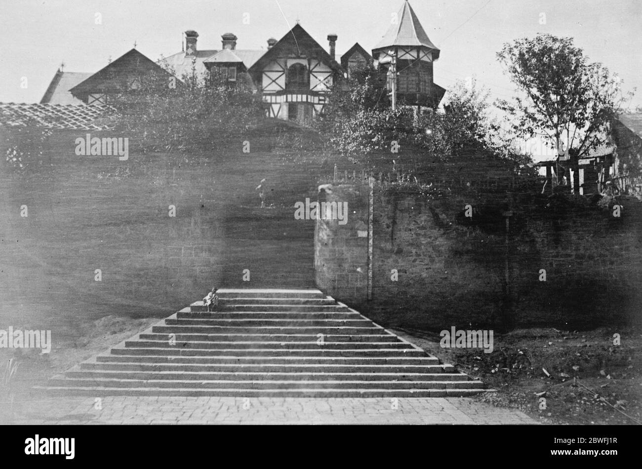 Kashmir , India . Maharajah , casa privata di Sir Hari Singh sulla collina sopra la città di Srinagar . 4 dicembre 1924 Foto Stock