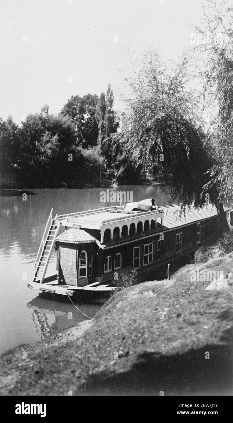 Kashmir , India . Maharajah Sir Hari Singh' s private house - barca sul fiume Jhelum a Baramulla . 4 dicembre 1924 Foto Stock