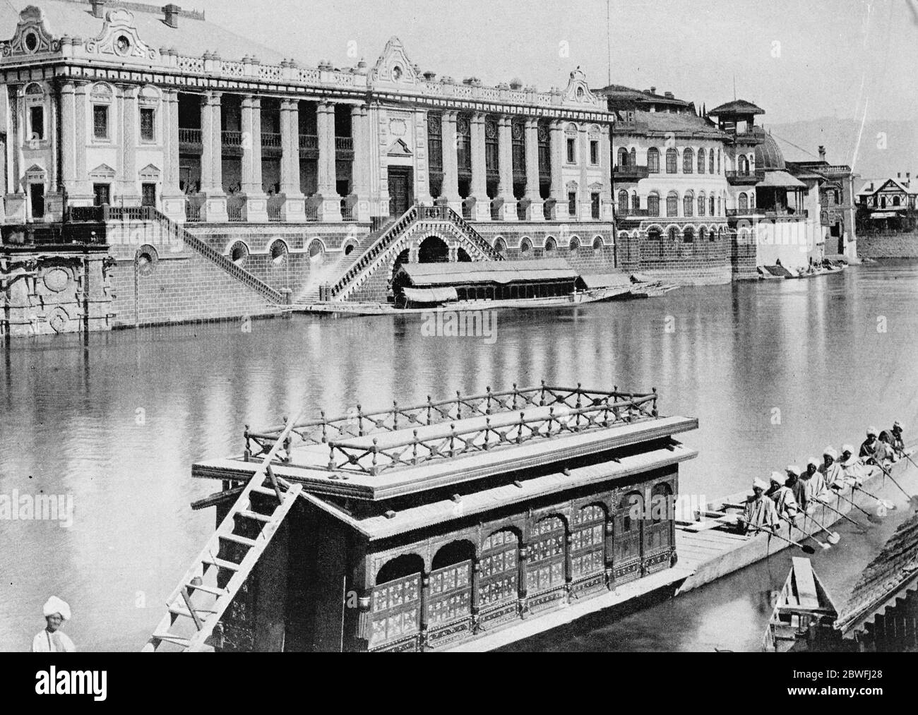 Kashmir , India lo Sher Garhi , Palazzo dei Maharaja del Kashmir e Jammu a Srinagar , che mostra la Royal Barge in primo piano . 4 dicembre 1924 Foto Stock