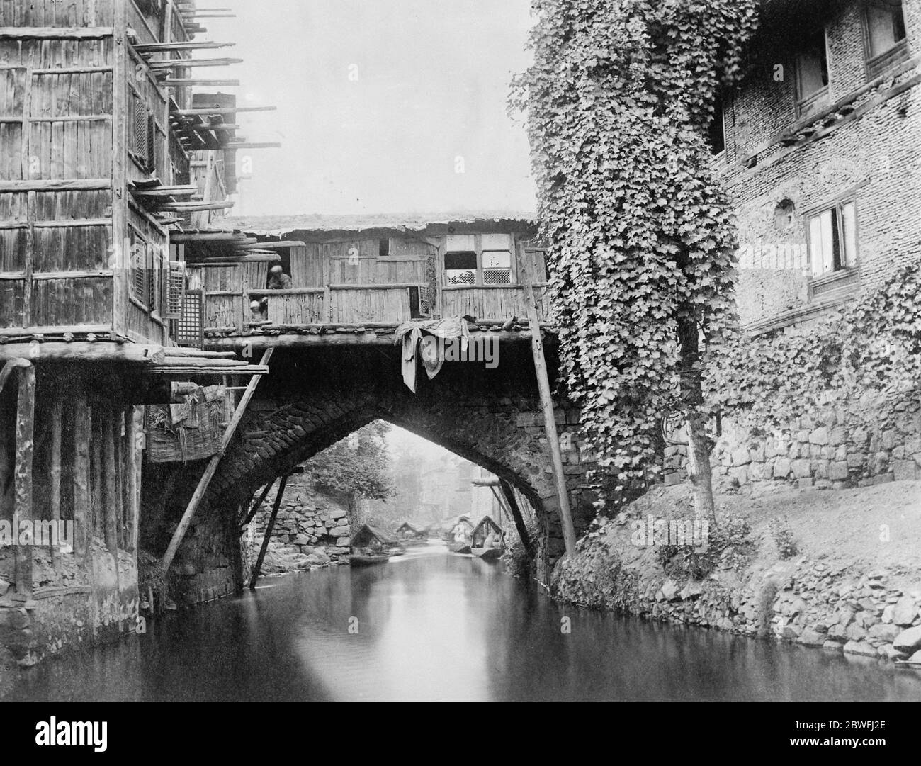 Kashmir , India Srinagar - un ponte pittoresco sul canale marchese . 4 dicembre 1924 Foto Stock