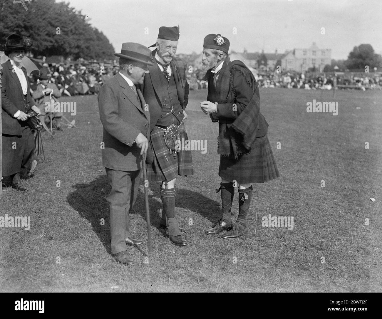 Partite delle Highland ad Aboyne . Marquess di Aberdeen e il Marchese di Huntly e Dr Bullock ai giochi . 7 settembre 1922 Foto Stock