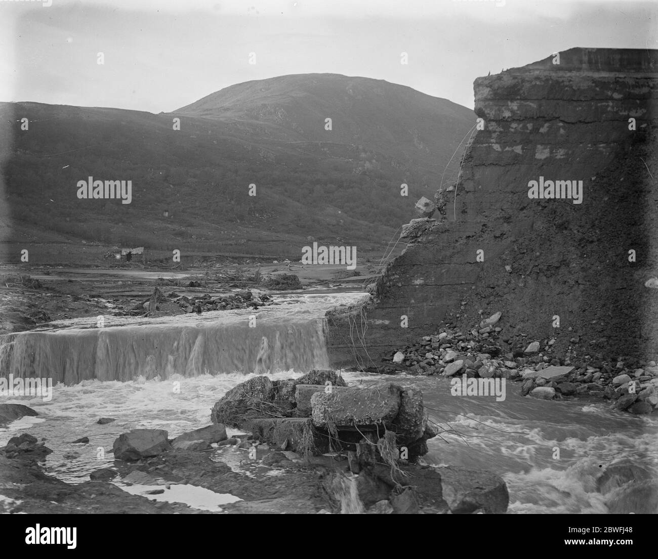 Il disastro gallese . La saracinesca aperta, che ora si apre, allevia la pressione sulla diga di alto livello. 4 novembre 1925 Foto Stock