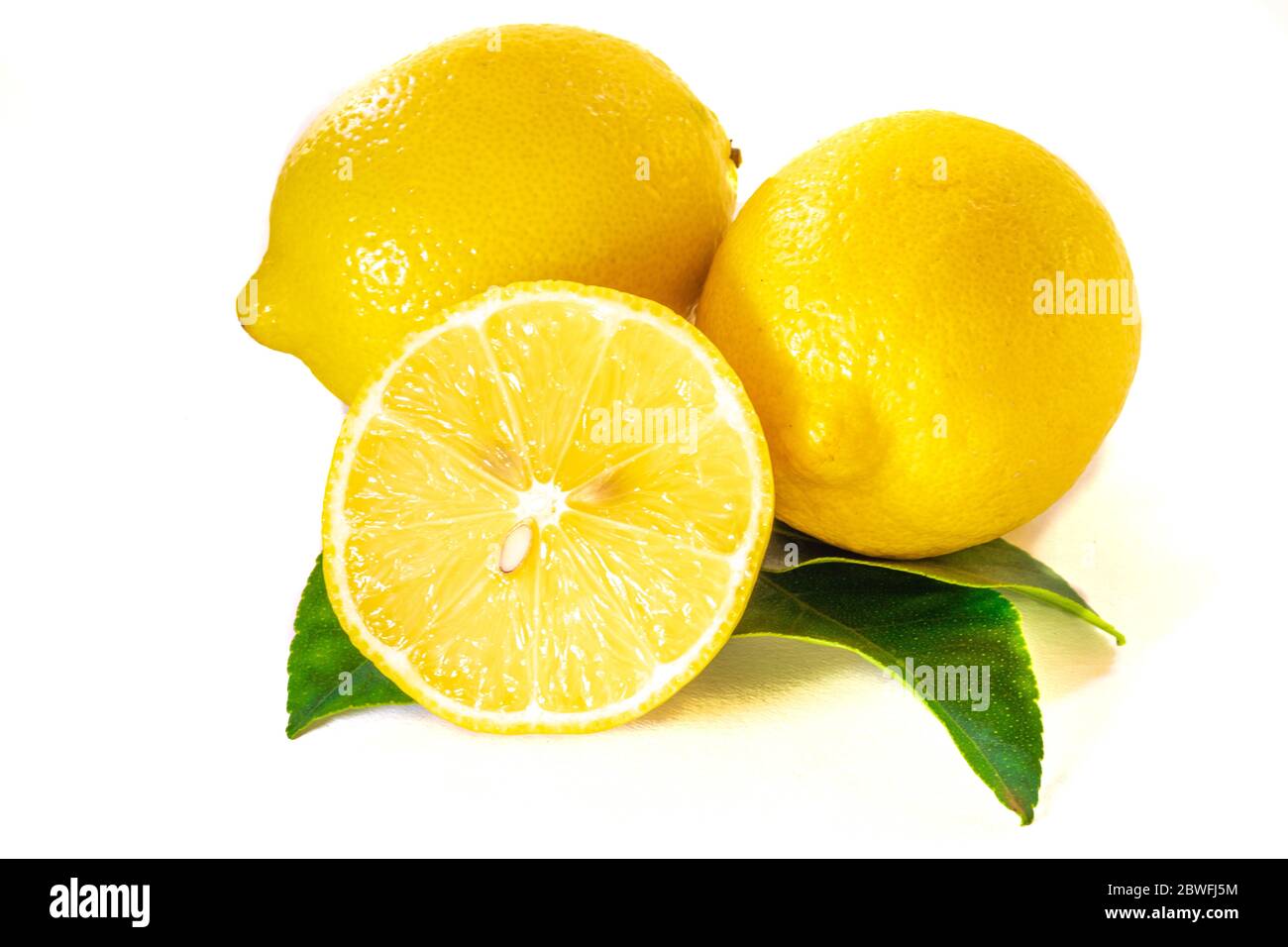 Close up di limone su sfondo bianco Foto Stock