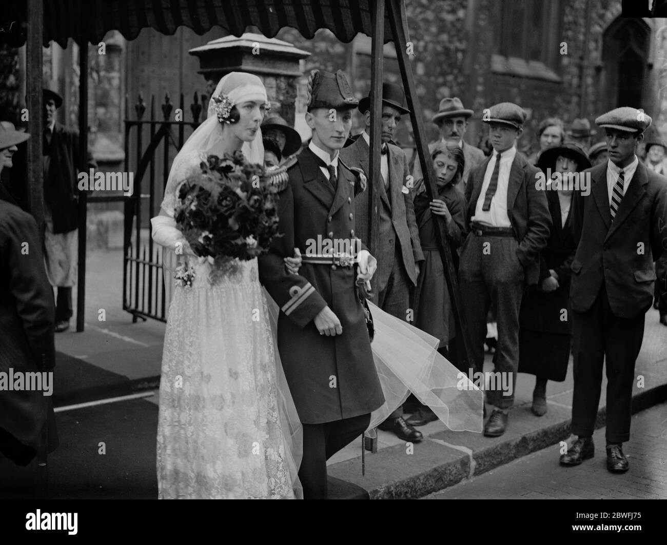 Matrimonio di ufficiale Navale . LT Geoffrey Wells , RN , di HMS Royal Sovereign , figlio di Sir William e Lady Wells e Miss i B Williams si sposarono alla Chiesa di San Michele , in Chester Square , Londra . La sposa e lo sposo . 14 settembre 1923 Foto Stock