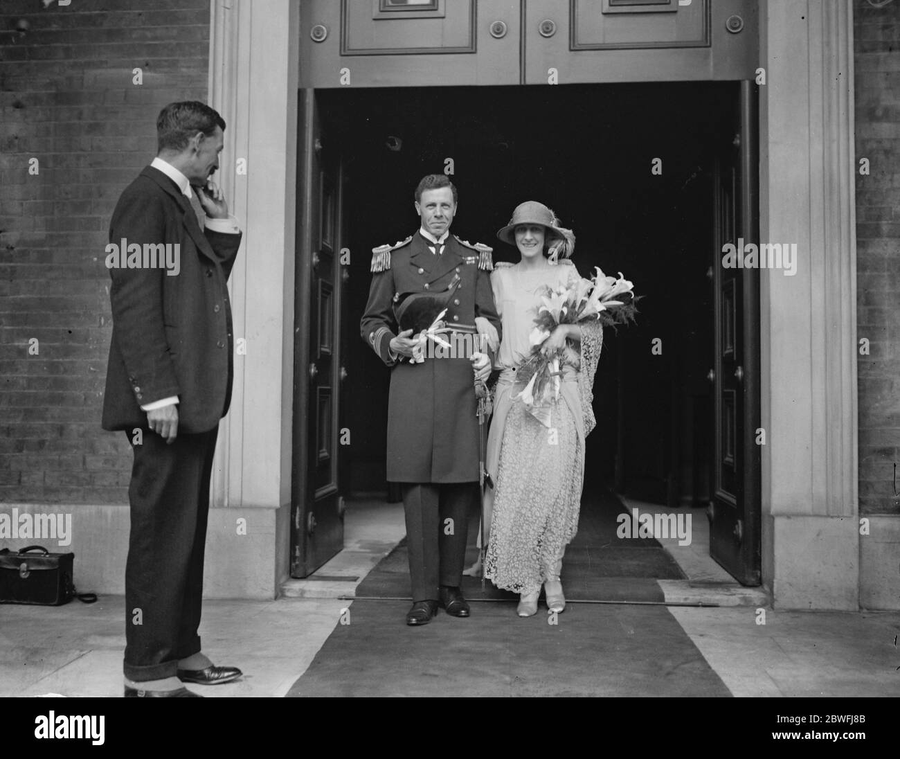 Matrimonio navale . Il matrimonio avvenne nella Chiesa di San Pietro, in Piazza Eaton di Gwendolyn figlia del defunto e A R Innes e nella signora Innes, del 42, Eaton Terrace, Londra, con il Lieutenente Comandante Neville Taylor DSO, RN, Figlio del signor e della signora George Taylor di Foley Lodge, Hove, Sussex. 21 agosto 1923 Foto Stock