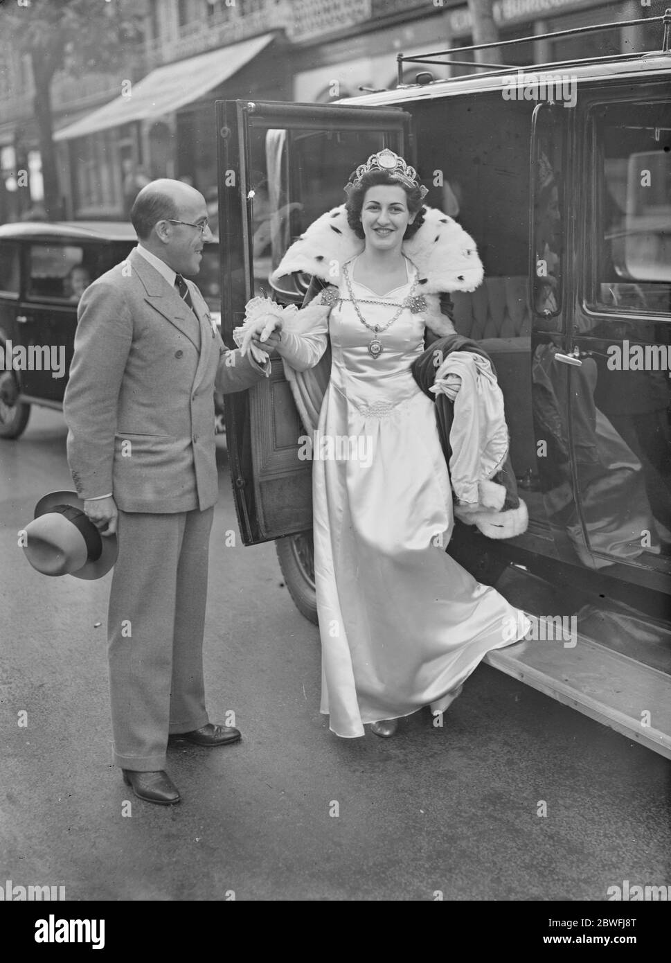 Carnevale di Southend sul Mare . Robertson Hare saluta la Regina del Carnevale, Margaret Sewell . 15 agosto 1938 Foto Stock