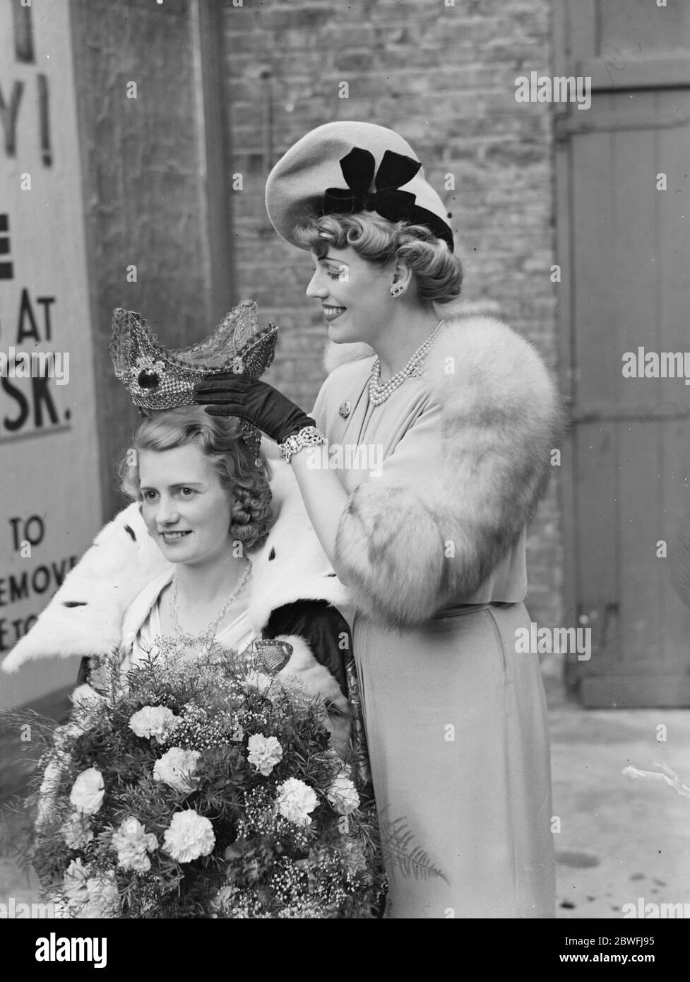 Carnevale di Southend . Miss Enid Stamp Taylor incorona Miss Iris Debman la  Regina del Carnevale . 17 agosto 1938 Foto stock - Alamy