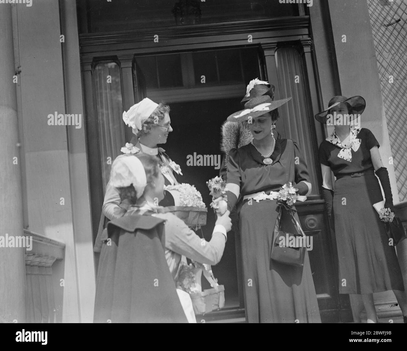 Alexandra Day , 1936 . La Duchessa di Kent , presidente del Queen Alexandra Rose Day Fund , con venditori di rose mentre usciva a casa durante il suo viaggio attraverso Londra . 24 giugno 1936 Foto Stock