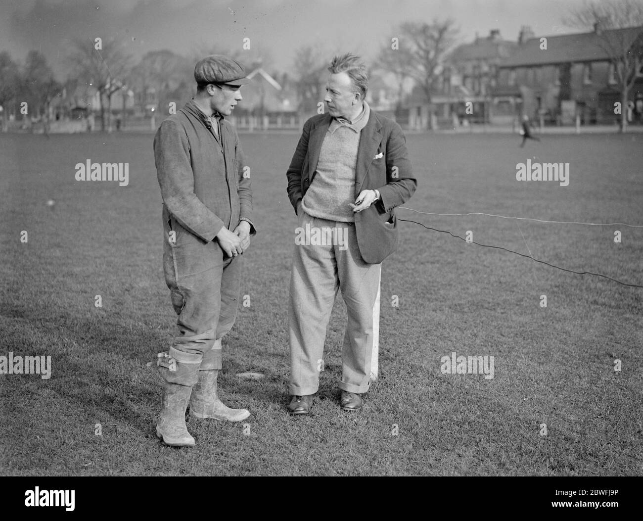 Southwick Green , Sussex . E' sorta una controversia sulla questione della sospensione degli abitanti del villaggio antico uso del campo da cricket a causa del pericolo per i pedoni e il traffico . Peter Mais ( a destra ) l' autore , è il campione della causa del villager . 2 dicembre 1932 Foto Stock