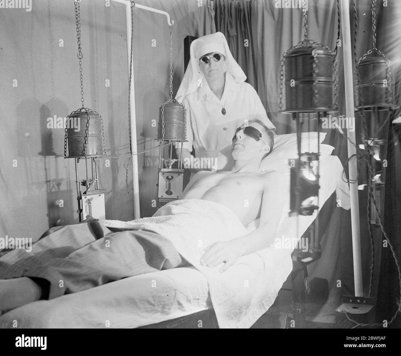 Trattamento luminoso . Hendry , il cricketer australiano , sottoposto a trattamento leggero presso uno specialista londinese. 22 giugno 1926 Foto Stock