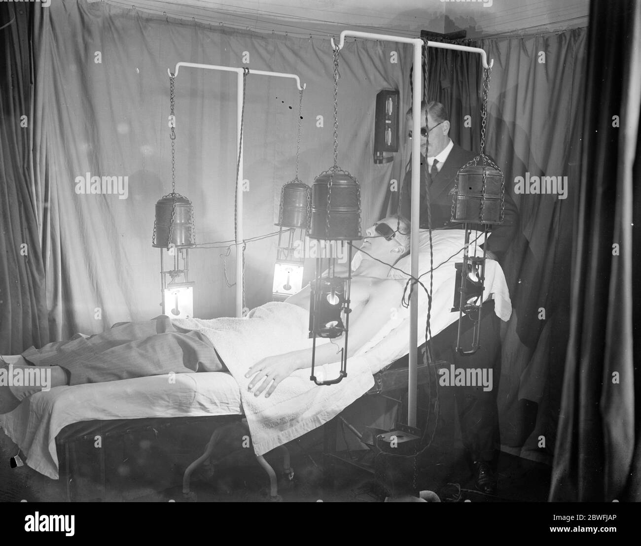 Trattamento luminoso . Hendry , il cricketer australiano , sottoposto a trattamento leggero presso uno specialista londinese. 22 giugno 1926 Foto Stock