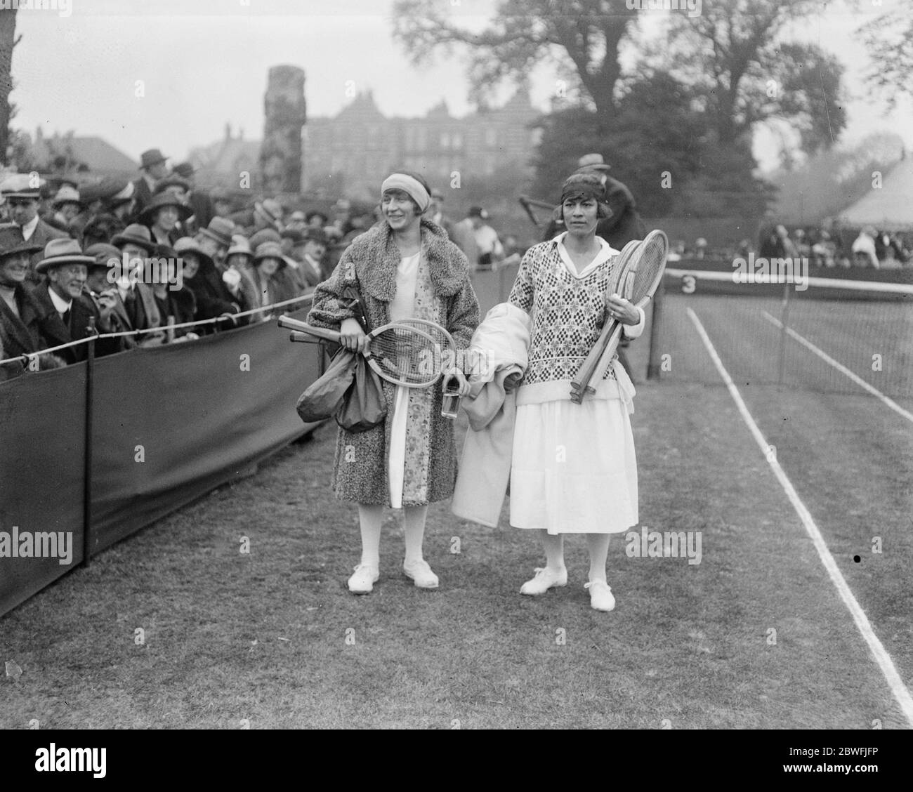 La sig.ra McKane sconfigge il campione americano Miss McKane batte la sig.ra Mallory al Middlesex Lawn Tennis Championship a Chiswick London, la sig.ra Mallory e la sig.ra McKane dopo la partita del 2 giugno 1923 Foto Stock