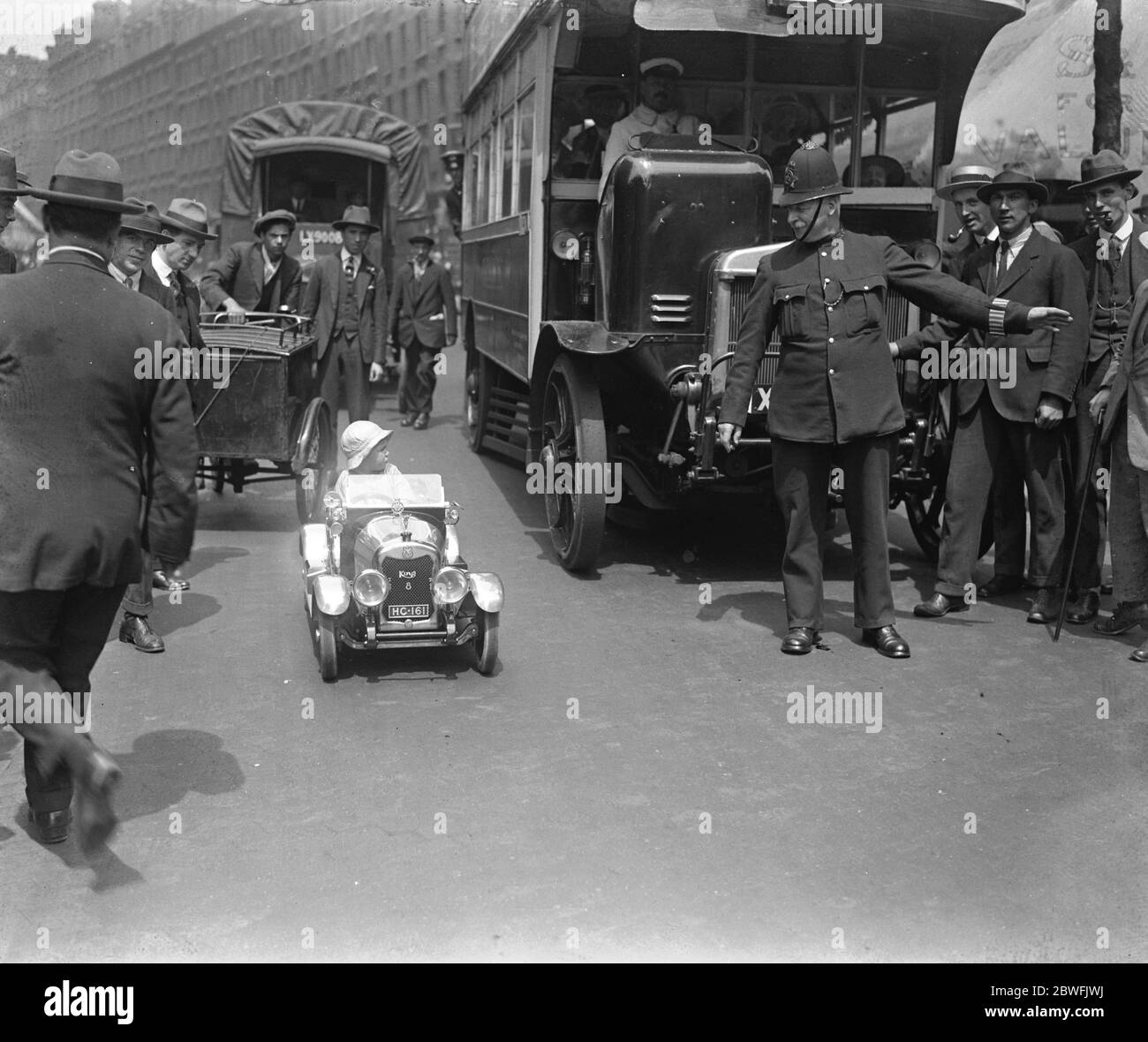 Londons Little Wonder Car UN'auto miniture che è guidata da un motore eletricamente . Completo con tutti gli accessori costa circa £ 200 per costruire e può funzionare 50 miglia prima di essere ricaricato 19 giugno 1922 Foto Stock