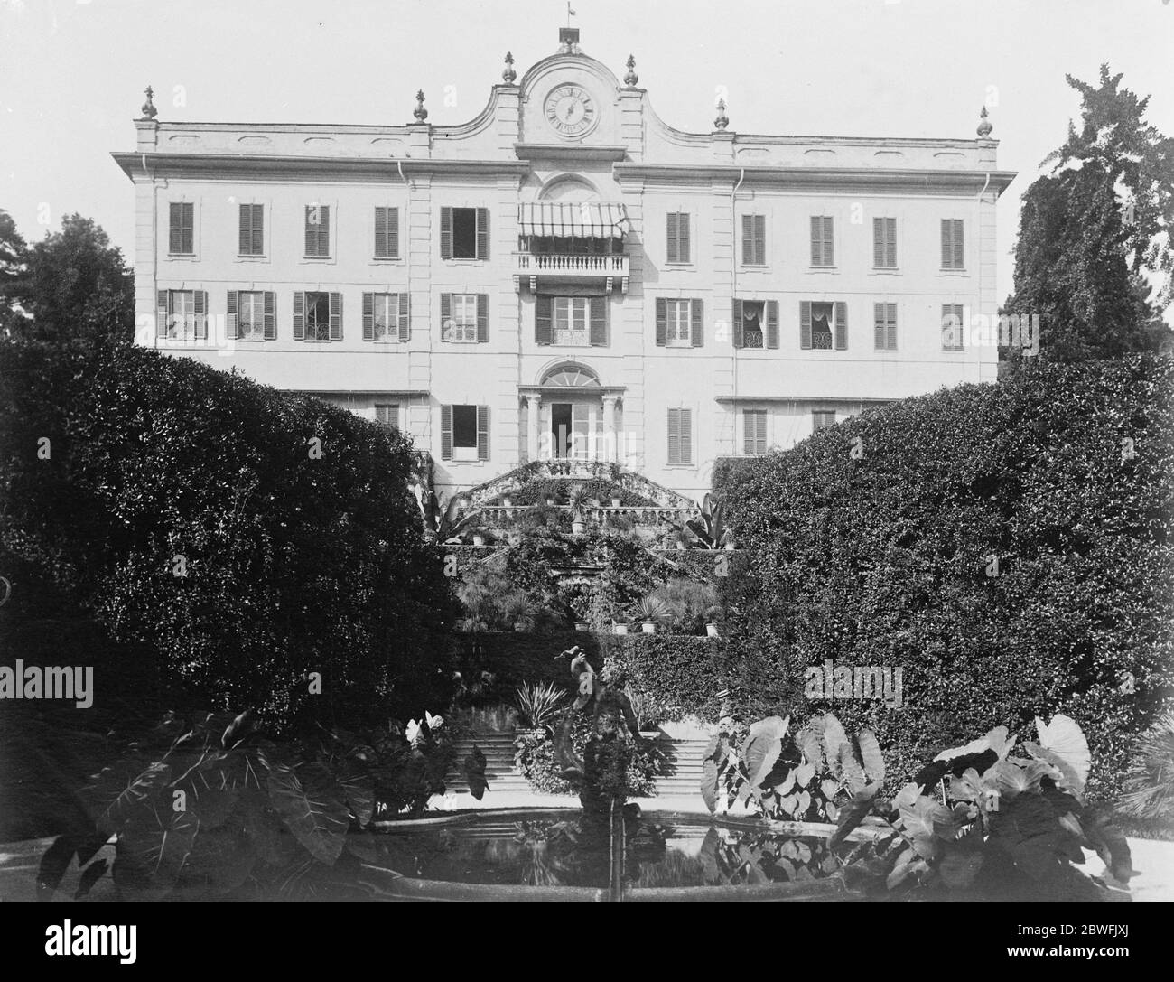 La villa Carlotta è stata impugnata contro la decisione del Governo italiano di vendere la Villa Carlotta a Cadehabbia dopo aver trasferito i tesori d'arte a Roma . E' una delle maggiori attrazioni del Lago di Como , Italia 5 dicembre 1923 Foto Stock