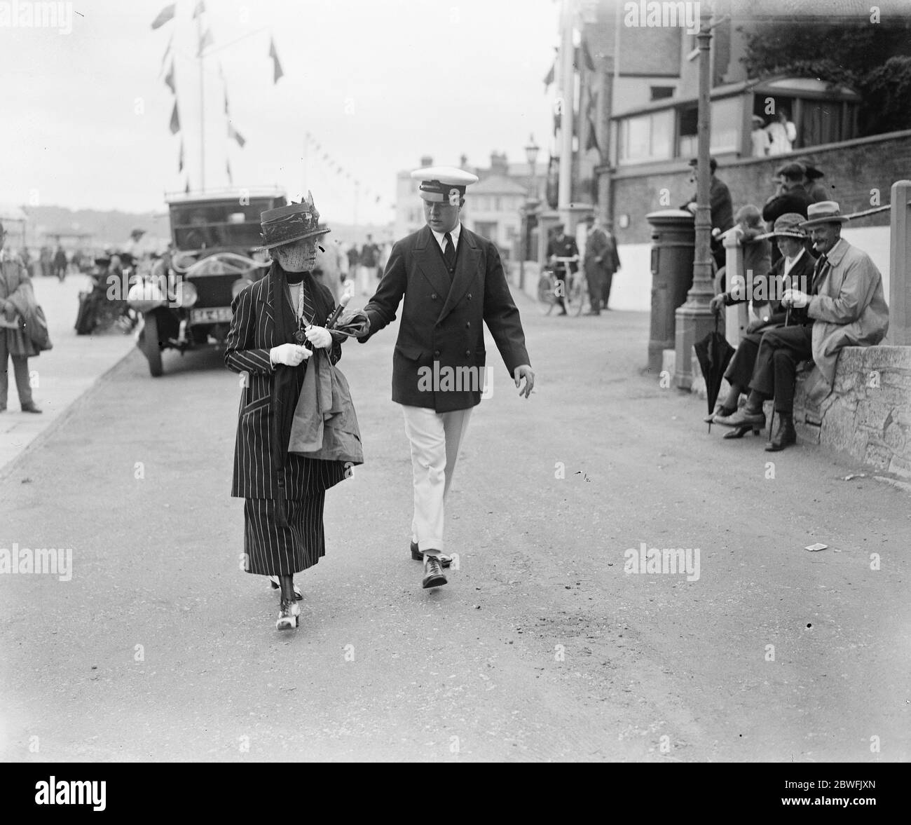 Cowes Week apre Lord Glentanner con sua madre Baronessa Lothian 29 luglio 1922 Foto Stock