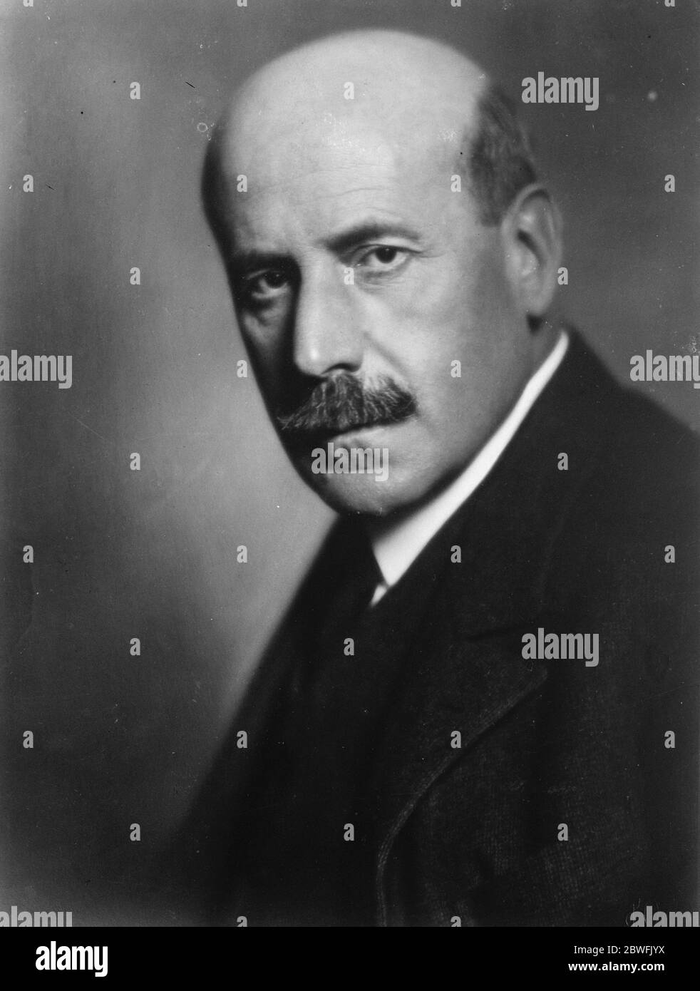 Un altro Laszlo per Londra Senor Ignaz Zuluago , il più famoso pittore di ritratti di Spains che ha già fatto un giro del Nord e del Sud America, Parigi e Vienna dipingono in ogni capitale alcune delle donne più belle della società 15 ottobre 1923 Foto Stock