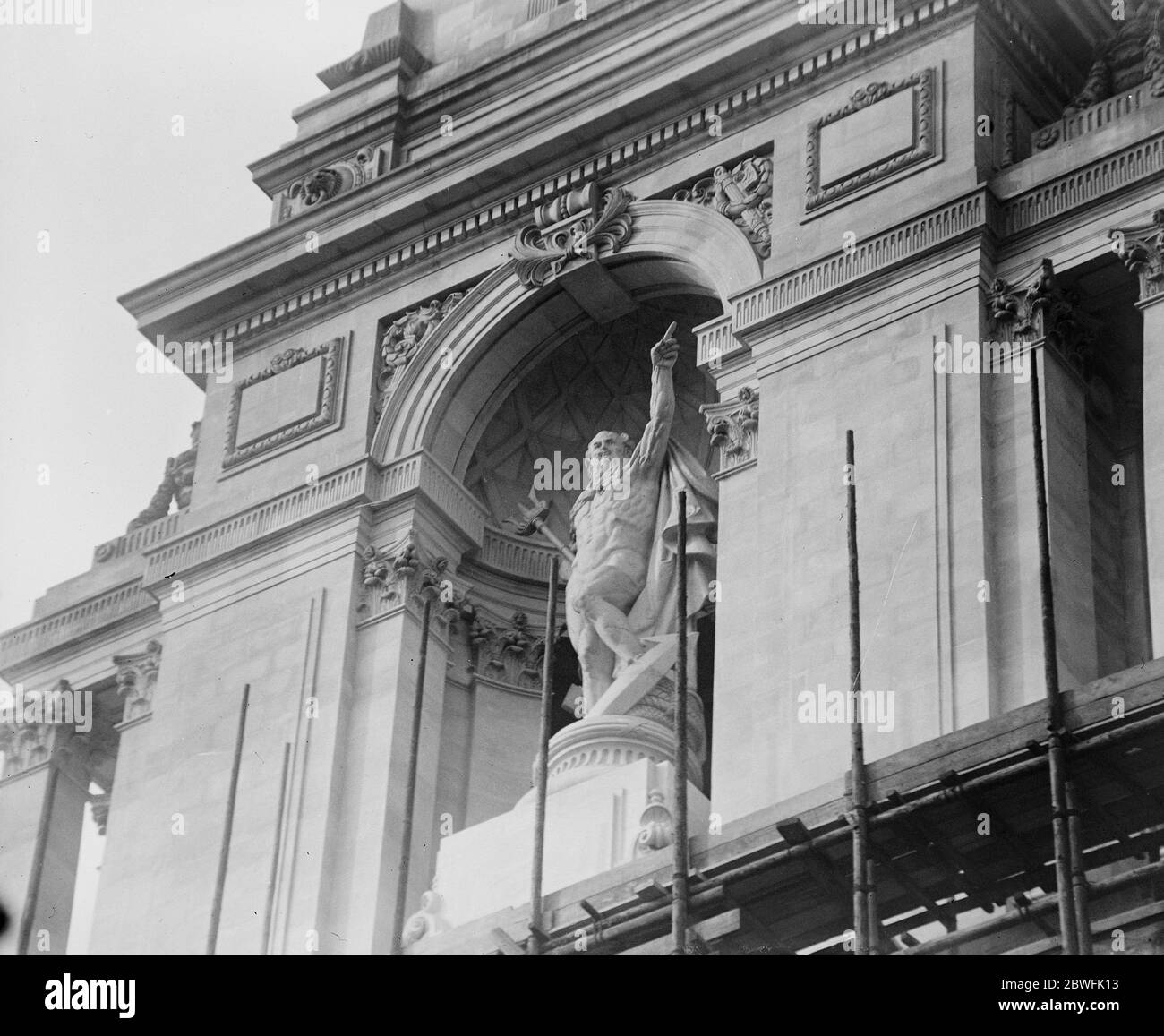 Padre Thames Lofty Perch guarda lungo il grande canale navigabile londinese dal porto di Londra, il nuovo palazzo bianco Padre Tamigi che occupa il lato sud della torre 4 febbraio 1921 Foto Stock