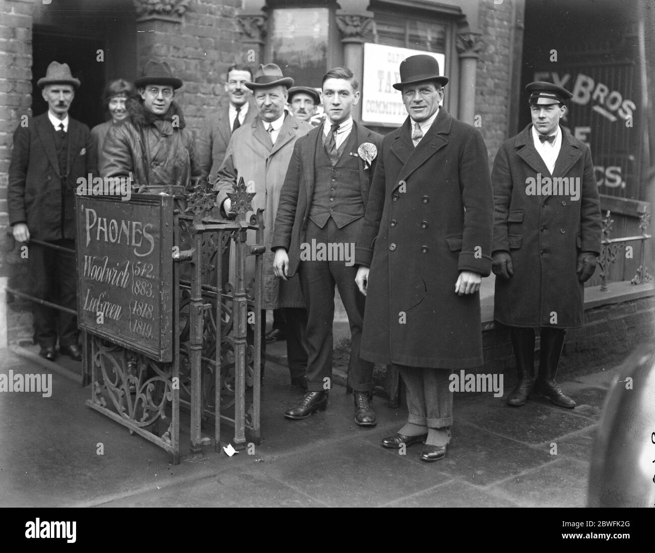 Apertura della Campagna dei Premiers il primo Ministro ha aperto la sua campagna al Queens Hall Lord Young and Colonel , Honorey F S Jackson, il direttore del partito conservatore, arrivando il 19 novembre 1923 Foto Stock