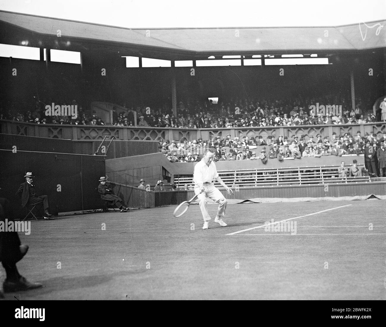 Campionato di tennis in erba a Wimbeldon W M Johnston in gioco 26 giugno 1923 Foto Stock
